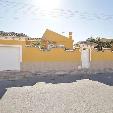 Agradable Con Piscina Prázdninový dům *